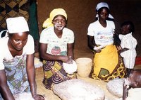 Marguerite und Frauen vom H gel beim Hirse  mahlen