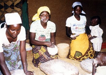 Marguerite   Frauen mahlen