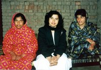 Shamim Khattak mit Mandantinnen