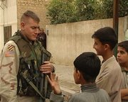 US-Soldat bei Kontrollgang im Viertel