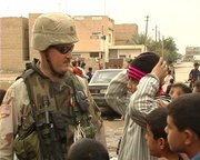 US-Soldat bei Kontrollgang im Viertel 3