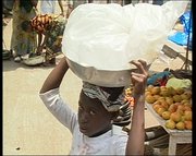 Ein 6J.altes Kind verkauft Wasser-27