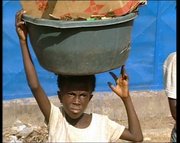 Kind bringt M ll zu den Containern-f r eine Mahlzeit pro Tag2