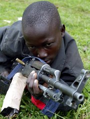 Kindersoldat im Kampf-1 c Jacky Naegele-BICE