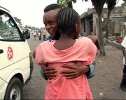 Nach 6 Jahren Kampf sieht Kindersoldat  Papy  seine Mutter wieder