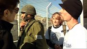 Yasmin und Enz mit Roni Hamermann am Checkpoint Nablus 6