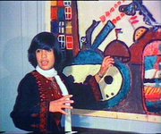 2 1980 Mona mit 15 vor Wandbild im Waisenhaus in Beirut