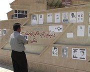 Wand mit Vermisstenbildern 2