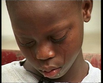 Der 10-j hrige Benjamin nach seiner Befreiung durch die Polizei