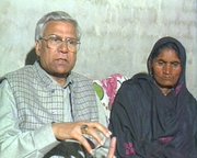 4 - Bischof John Joseph besucht die Mutter von Salamat Mahsi37